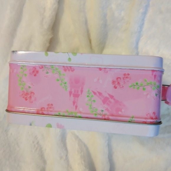 ๐ธ Disney Princess Pink Embossed Tin Lunchbox Collectable, Tiana Belle Rapunzel - Picture 12 of 13